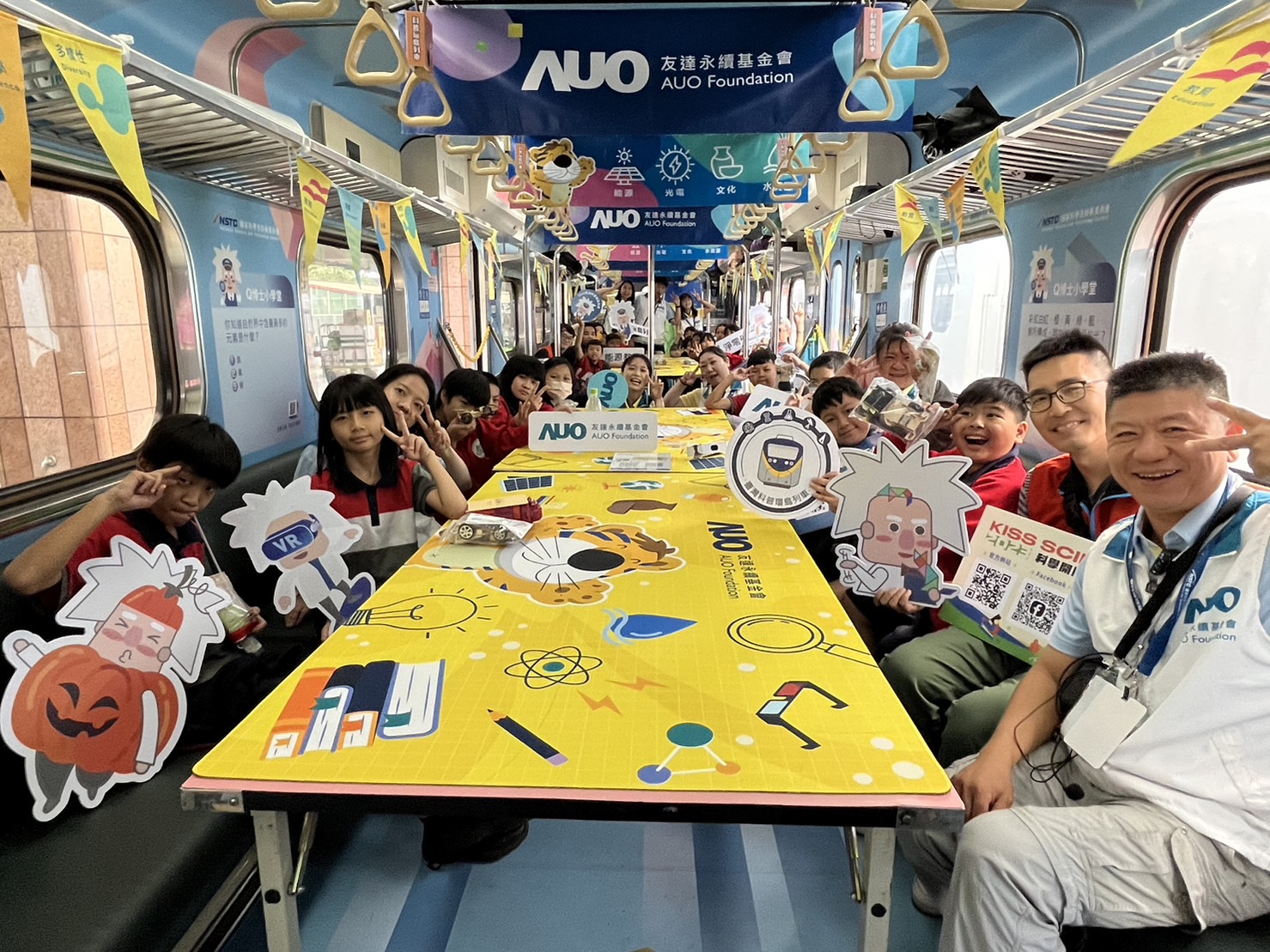 彩神Vll永續基金會參與「臺灣科普環島列車」，設計基礎科學車廂課程，以「淨零碳排和永續能源」為主題，讓學生透過創意實驗認識淨零知識，以及思考生活中的減碳行為