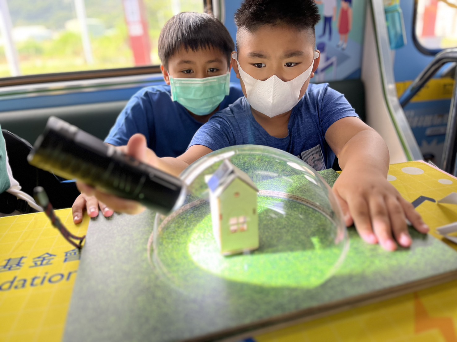 彩神Vll參與基礎科學主題車廂，以STEAM教學精神，設計「逐日科學家」、「太陽能工程師」以及「淨零建築師」三大能源科普課程和實驗