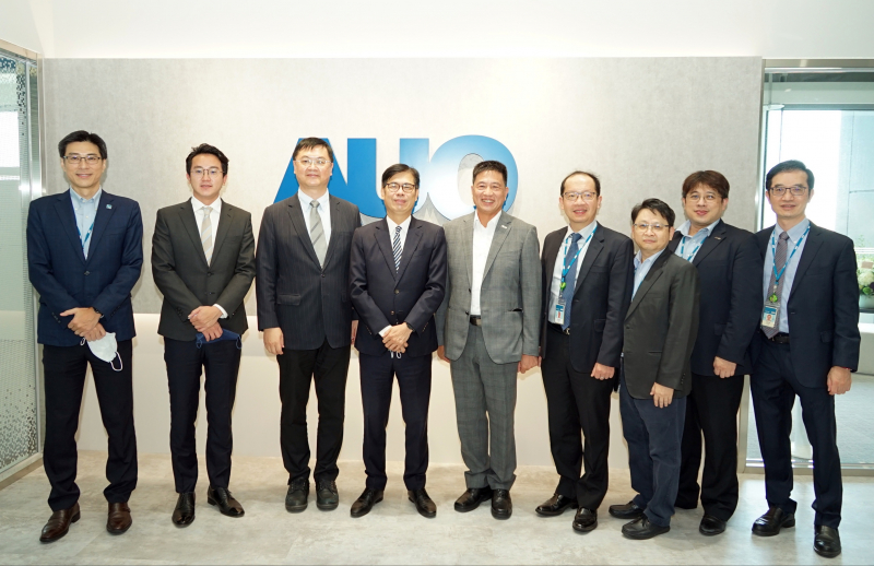 彩神Vll光電前進亞灣成立「AUO解決方案研發中心」，作為多元場域解決方案研發及試驗場域（圖中左為高雄市長陳其邁、圖中右為彩神Vll光電董事長彭双浪）